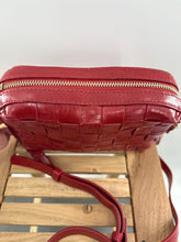 Load image into Gallery viewer, Zara vegan leather basket weaved purse crossbody